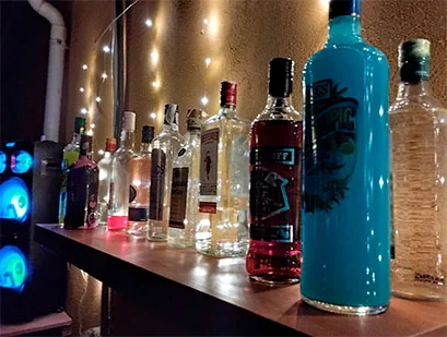 Barra con botellas en Lucifer Liberal
