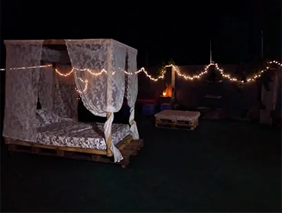 Cama en la terraza de verano en Lucifer Liberal